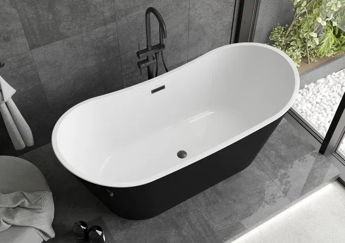 biało-czarna wanna wolnostojąca