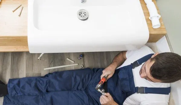 Na jakiej wysokości umieścić odpływ do umywalki według normy wod-kan?